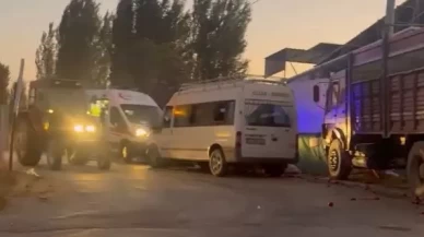 Tarım işçilerini taşıyan minibüsle kamyon çarpıştı