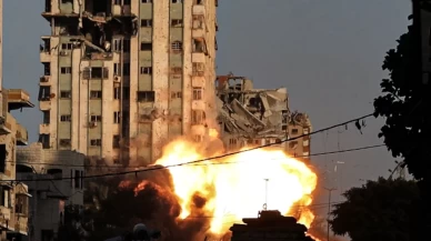 İsrail'in Gazze kentindeki yüksek katlı bir binaya saldırı düzenlediği anlar kaydedildi