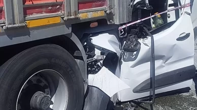 Park halindeki tıra çarpan hafif ticari aracın sürücüsü öldü