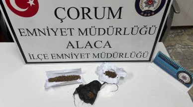 Polis ekiplerini görüncü uyuşturucuyu aracın camından dışarı attılar
