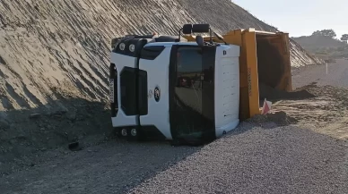 Park halindeki kamyon hareket edip devrildi