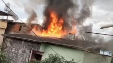 Samsun İlkadım’da çatı yangını: Alevler bitişik binaya sıçradı, hasar oluştu