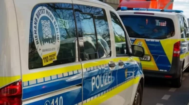 Berlin'de bir araç kalabalığın arasına daldı