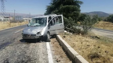 Isparta'da otomobil refüje çarpıp takla attı