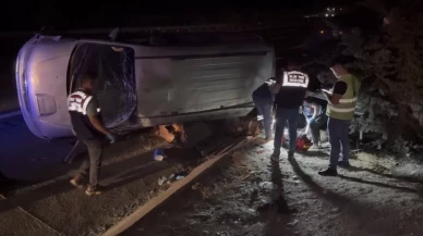 Gaziantep’te lastiği patlayan minibüs taklalar atarak devrildi: 2 ölü, 8 yaralı