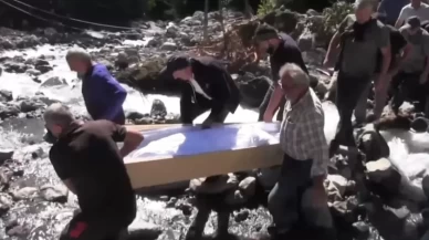 Artvin'de sel afetinde yol çöktü