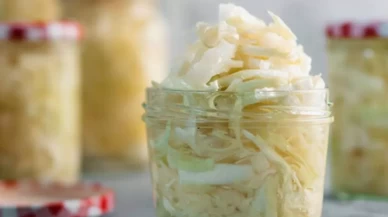 Kış sofralarının vazgeçilmezi! Beyaz lahana turşusu tarifi