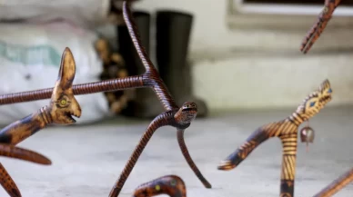 Doğadan topladığı ağaç dallarını hayvan figürlü bastonlara dönüştürüyor