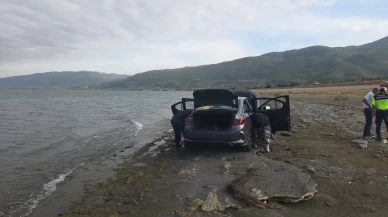 Akaryakıt dökülen yolda kayan otomobil İznik Gölü'ne düştü