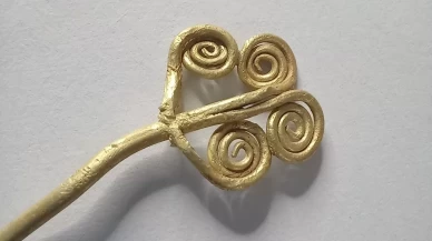 Troya’da 4 bin 500 yıllık altın broş ve yeşim taşı gün yüzüne çıktı