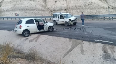 Sivas’ta iki araç kafa kafaya çarpıştı: 4 yaralı
