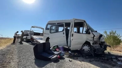 Şanlıurfa'da işçi taşıyan minibüs ile otomobil çarpıştı