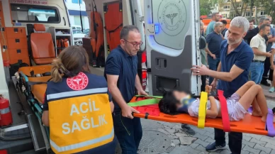 Motosiklet önce küçük çocuğa ardından otomobile çarptı