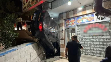 Fren yerine gaza basan sürücü lokantaya daldı