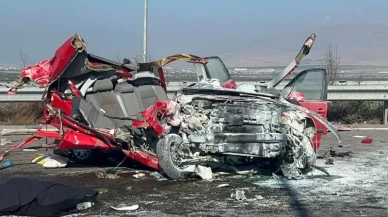 Niğde'de otomobil tıra arkadan çarptı