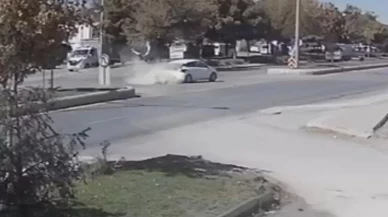 Otomobile çarpan motosikletin sürücüsü ağır yaralandı; kaza kamerada