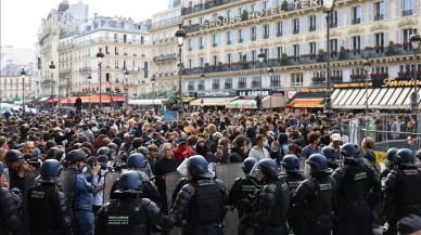Macron karşıtı gösterilerde polisle protestocular çatıştı