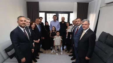 Bakan Kurum, Kahramanmaraş'ta depremzede aileyi yeni evinde ziyaret etti