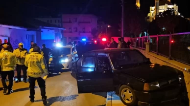 Çorum’da polis kovalamacası: Araç duvara çarptı, silah ve ecza hapları ele geçirildi!