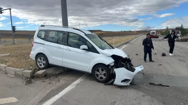 Çorum'da otomobil ile hafif ticari araç çarpıştı: 3 yaralı