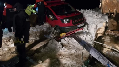 Rize Çamlıhemşin Trovit Yaylası’nda çığ paniği: 15 kişi ve hayvanlar kurtarıldı