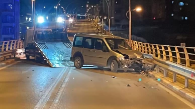 Üst geçitte otomobil ile hafif ticari araç çarpıştı: 1 yaralı