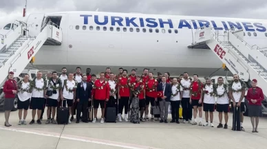 Avrupa 2'ncisi 12 Dev Adam, yurda döndü! Ergin Ataman gözyaşlarını tutamadı