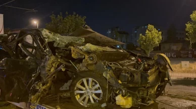 Direksiyon hakimiyetini kaybetti, tramvay yoluna uçtu!