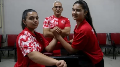 Okul sıralarından dünya podyumuna! İki arkadaş bilek güreşinde derece yaptı