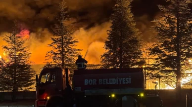 Niğde'deki ambalaj fabrikasında çıkan yangına müdahale ediliyor