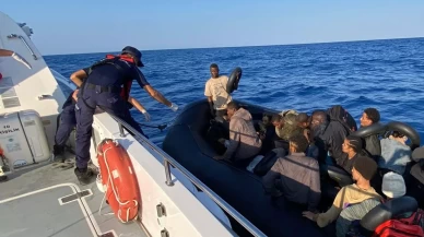36 düzensiz göçmenin bulunduğu lastik bot arızalanınca Sahil Güvenlik kurtardı