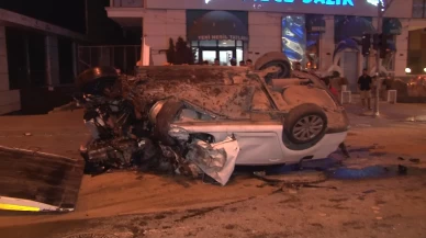 Ümraniye'de İETT otobüsüne otomobil çarptı: 1'i ağır 2 yaralı