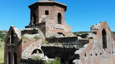 Aziz Gregorius'a ithafen yaptırılan bin 500 yıllık Kızıl Kilise ziyaretçilerini ağırlıyor