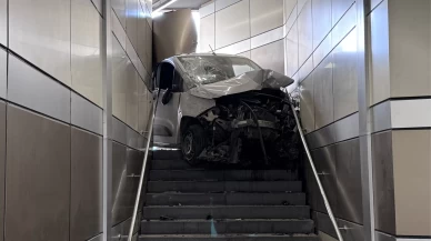 Hafif ticari araç metro alt geçidinin merdivenlerine uçtu