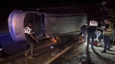 Gaziantep’te lastiği patlayan minibüs taklalar atarak devrildi
