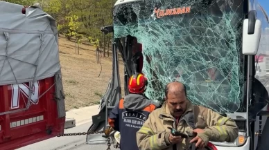 Esenyurt’ta yolcu otobüsü kamyona çarptı: Şoför yaralı