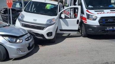 Çorum’da 3 araç kavşakta çarpıştı: 2 yaralı