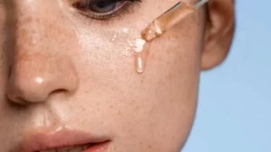 Göz çevresini genç tutmanın yolları! Hangi yaşta hangi serumlar kullanılır?