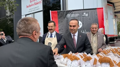 Bakan Kacır vatandaşlara simit ikram etti ve Gazze mesajı verdi