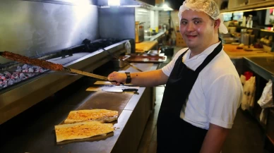 Restoranda çalışan down sendromlu genç, Adana'nın tescilli lezzetlerini servis ediyor