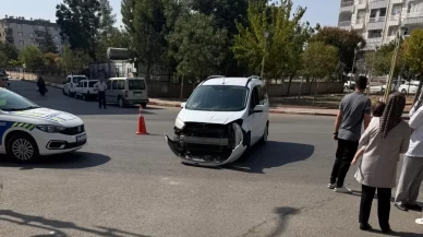 Siirt'te hafif ticari araç ile motosiklet çarpıştı: 2 yaralı