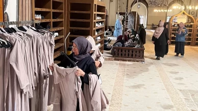 Tarihi cami ziyaretlerine kıyafet düzenlemesi getirildi