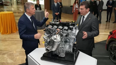 OYAK Genel Müdürü Murat Yalçıntaş, Renault'nun Bursa üssünde üretim hattını inceledi