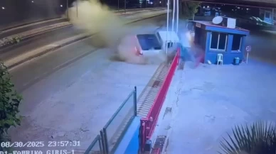 Şırnak'ta pikap direklere çarpıp hurdaya döndü: O anlar kameralarda