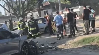 Kazada yaralanan kişi otomobilde sıkıştı