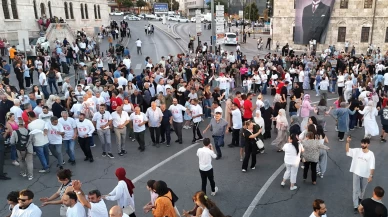Tarihi meydanda eşsiz görüntüler! Aynı anda bin 58 kişi halay çekti