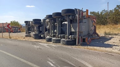 Balıkesir'de tır kazası: Kimyasal madde sızıntısına karşı tedbir alındı