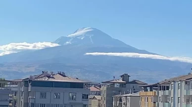 Ağrı Dağı'nın zirvesi yeni güne bembeyaz başladı
