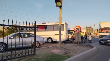 Bursa'da işci servisi ile yolcu minibüsü çarpıştı: 4 yaralı