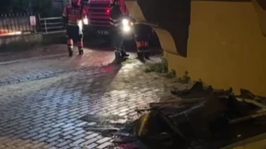 Avcılar'da fırtına korkuttu! Çatıdan kopan parçalar bahçeye savruldu